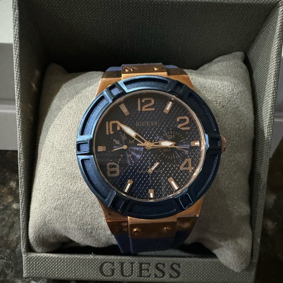 GUESS unisex Stainless Steel Watch - Picture 1 of 6